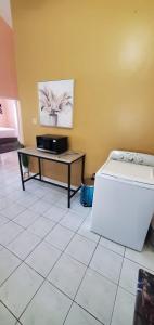 Finest Accommodation Caribbean Estate Lot 78 في بورتمور: غرفة بطاولة وجهاز في طابق