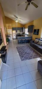 Finest Accommodation Caribbean Estate Lot 78 في بورتمور: غرفة معيشة كبيرة مع أريكة ومطبخ