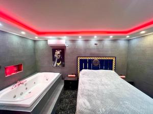 um quarto com uma cama grande e uma banheira em LEVENT PALACE OTEL em Istambul