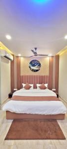 een slaapkamer met een groot bed met een grote witte sprei bij Hotel New Navodaya Sarovar in Orai