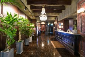 eine Lobby mit Topfpflanzen und einer Bar in der Unterkunft Aloha Hotel in Hanam