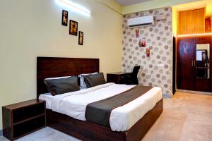 a bedroom with a large bed in a room at Collection O Hotel Liv Inn in Ghaziabad