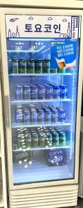 - un réfrigérateur rempli de nombreuses bouteilles d'eau dans l'établissement Toyoko Inn Busan Haeundae 2, à Busan