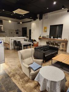 Svetainės erdvė apgyvendinimo įstaigoje CANVAS BLACK Guesthouse