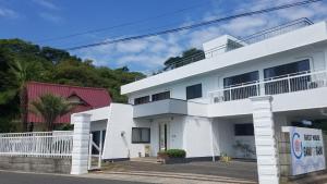 尾道市Guest House Gamigami的白色的房子,有白色的围栏