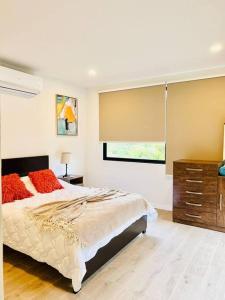 1 dormitorio con 1 cama, vestidor y ventana en Casa Bellota, en Marbella