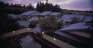 新发田市Ryokan Imai的享有带游泳池的别墅的顶部景致
