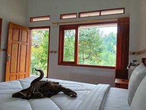 un dormitorio con un dinosaurio encima de una cama en Buda's Homestay Lemukih, en Buleleng