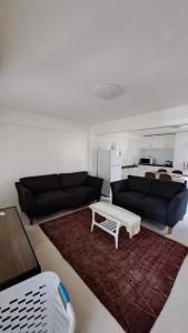 sala de estar con sofá y mesa de centro en Meadroad homestay &Tours en Suva