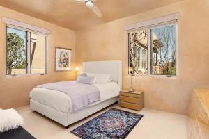 Katil atau katil-katil dalam bilik di Villa Namaste-Mountain View Home