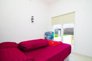 - une chambre avec un lit avec des draps roses et une fenêtre dans l'établissement Villa 17 Celcius Private Pool and Rooftop, à Tlekung
