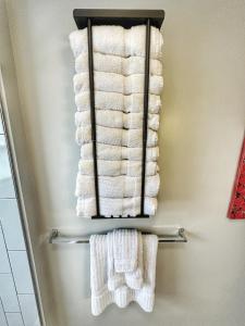 Ein Haufen Handtücher hängt auf einem Handtuchhalter im Badezimmer. in der Unterkunft Modern Luxe 3BR/1BA with Bar in Columbus