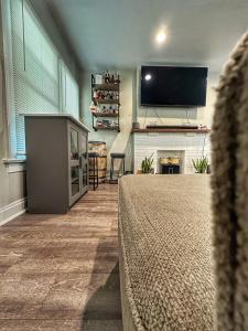 Μια τηλεόραση ή/και κέντρο ψυχαγωγίας στο Modern Luxe 3BR 1BA with Bar 7