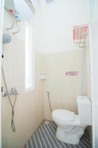 une salle de bain avec des toilettes blanches et une fenêtre dans l'établissement Villa 17 Celcius Private Pool and Rooftop, à Tlekung 14 autres photos