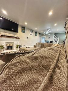 Μια τηλεόραση ή/και κέντρο ψυχαγωγίας στο Modern Luxe 3BR 1BA with Bar 7