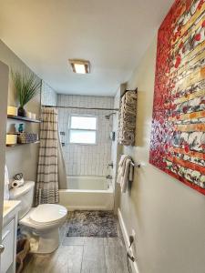 Ένα μπάνιο στο Modern Luxe 3BR 1BA with Bar 7