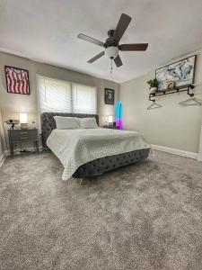 Ένα ή περισσότερα κρεβάτια σε δωμάτιο στο Modern Luxe 3BR 1BA with Bar 7