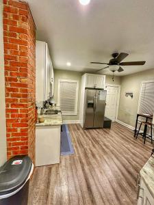 Η κουζίνα ή μικρή κουζίνα στο Modern Luxe 3BR 1BA with Bar 7
