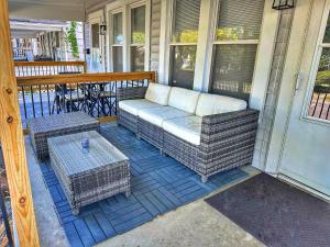 Χώρος καθιστικού στο Modern Luxe 3BR 1BA with Bar 7