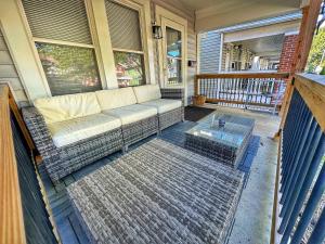 Χώρος καθιστικού στο Modern Luxe 3BR 1BA with Bar 7