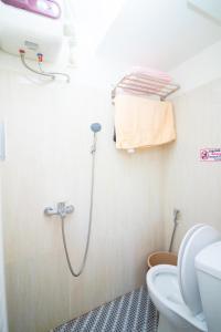 une salle de bain avec douche et toilettes dans l'établissement Villa 17 Celcius Private Pool and Rooftop, à Tlekung