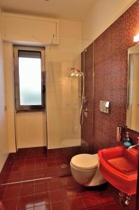 a bathroom with a toilet and a shower and a sink at Bed and Breakfast La Villa AMBIENTI SANIFICATI CON GENERATORE DI OZONO in Bari