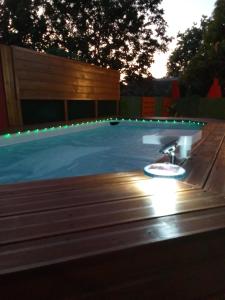 uma piscina à noite com uma torneira em Sunbeachparadise em Port-Louis