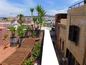 een balkon met palmbomen op de top van een gebouw bij Pension Eva in Chania