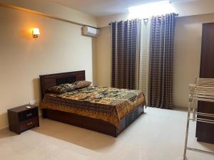 1 dormitorio con cama y ventana grande en Wellawatte Apartment, en Colombo