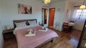 um quarto com uma cama grande com duas toalhas em Studio für 2 Personen ca 25 qm in Novigrad, Istrien Istrische Riviera - b44338 em Karpinjan