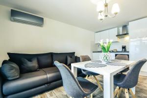ein Wohnzimmer mit einem Sofa und einem Tisch in der Unterkunft Bliss Residences Biograd Apartments - Happy Rentals in Biograd na Moru