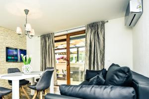 ein Wohnzimmer mit einem Sofa und einem Tisch in der Unterkunft Bliss Residences Biograd Apartments - Happy Rentals in Biograd na Moru