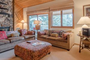 Uma área de estar em Sunburst Condo 2789 - Room for Up To 11 Guests and Elkhorn Resort Amenities