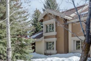 une maison dans les bois avec de la neige dans l'établissement Sunburst Condo 2789 - Room for Up To 11 Guests and Elkhorn Resort Amenities, à Elkhorn Village