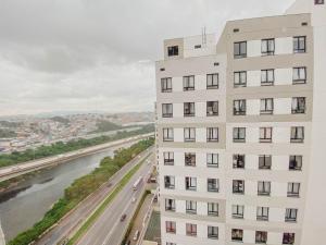 an apartment building with a view of a river at Lindo Apartamento - 15 min de Pinheiros in Osasco