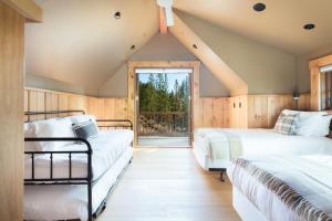 Un pat sau paturi într-o cameră la Hunter by AvantStay Riverfront Cabin w Prvt Cottage 5Mins from Squaw