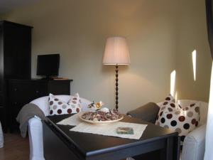 uma sala de estar com uma mesa de centro e um sofá em Ferienwohnung Hiddensee in Vitte em Vitte