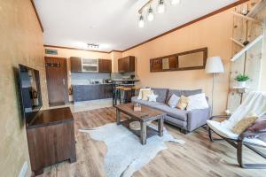 ein Wohnzimmer mit einem Sofa und einem Tisch in der Unterkunft Hill-side Apartment in Nation Park in Bansko