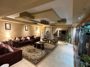 sala de estar con sofá y mesa en شقة مفروشة فاخرة مطلة على كورنيش النيل المعادي بالطابق 23, en El Cairo