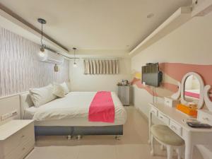 花蓮市的住宿－熊之蜜民宿 ，一间卧室配有一张床、一张书桌和一台电视。