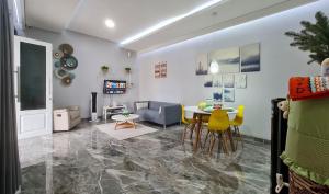 TV a/nebo společenská místnost v ubytování Villa Palm Springs by REQhome
