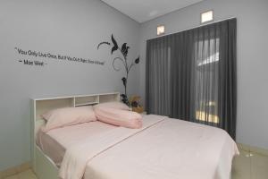 Postel nebo postele na pokoji v ubytování Villa Palm Springs by REQhome