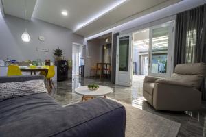 Posezení v ubytování Villa Palm Springs by REQhome