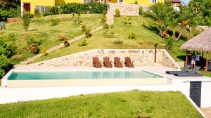 Bazén v ubytování Cap Mora mora nebo v jeho okolí