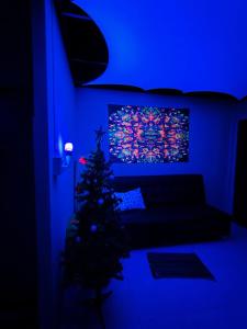 un soggiorno con un albero di Natale e una luce blu di Tripovali guest 2 a Ko Phangan