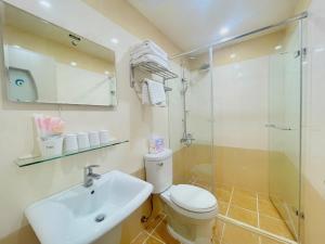 花蓮市的住宿－熊之蜜民宿 ，浴室配有卫生间、盥洗盆和淋浴。