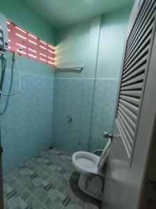 e bagno con servizi igienici e doccia. di Tripovali guest 2 a Ko Phangan