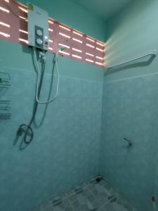 e bagno con doccia, finestra e doccia. di Tripovali guest 2 a Ko Phangan