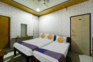 Tempat tidur dalam kamar di OYO Hotel USA Hotel