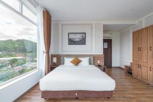 Postel nebo postele na pokoji v ubytování PINE VIEW Hotel Dalat